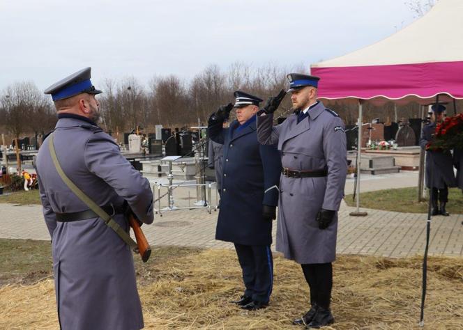 Tarnów. Policjanci pożegnali mł. asp. Artura Tomczaka. Trębacz zagrał wzruszający utwór