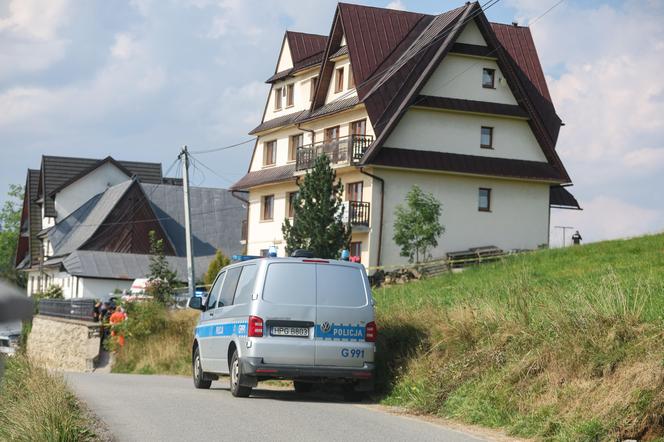 Policja pod nadzorem prokuratury ustala okoliczności śmierci 14-latka, odnalezionego rano w jednym z pensjonatów w Białym Dunajcu. Fot. PAP/Grzegorz Momot