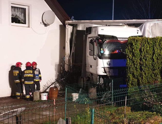 W miejscowości Przydargiń samochód ciężarowy uderzył w budynek mieszkalny. 
