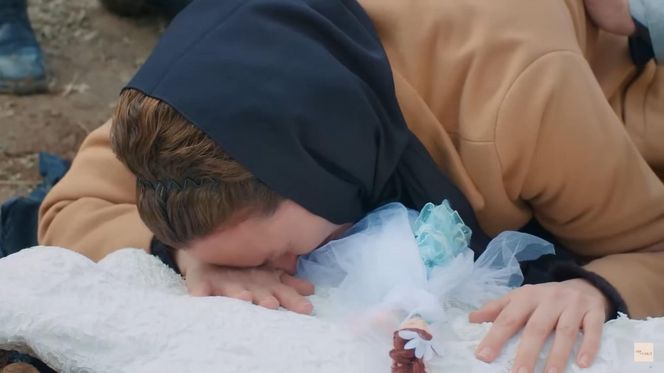 Matka Elif upadnie na kolana przed grobem, nie mogąc znieść rozpaczy