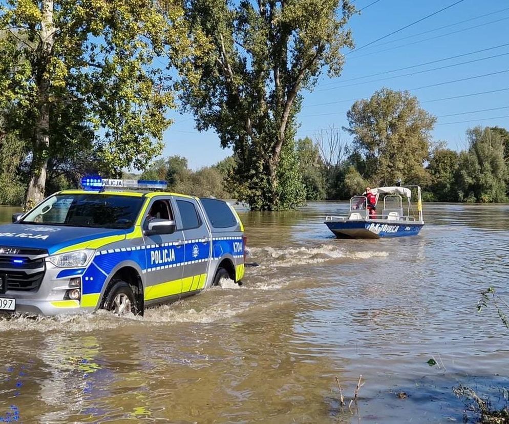 Policjanci, strażacy, żołnierze pomagają powodzianom