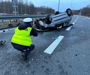 Wypadek na A4. 19-letni kierowca peugeota uderzył w bariery energochłonne