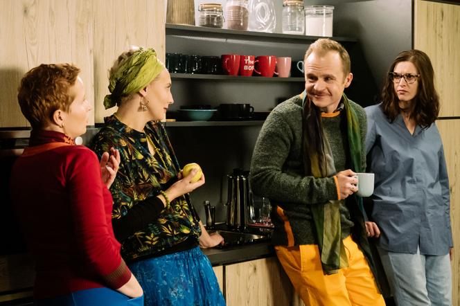 BrzydUla 2, odcinek 72, Ula (Julia Kamińska), Sławo (Piotr Rogucki), Ela (Katarzyna Maria Zielińska), Iza (Dominika Kluźniak)