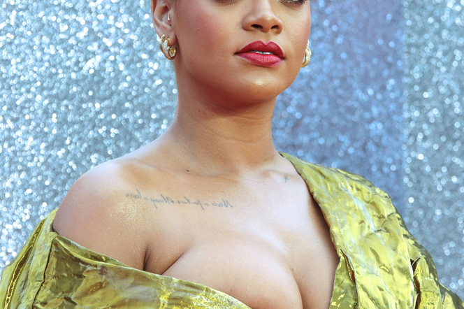 Rihanna - hotplota.pl