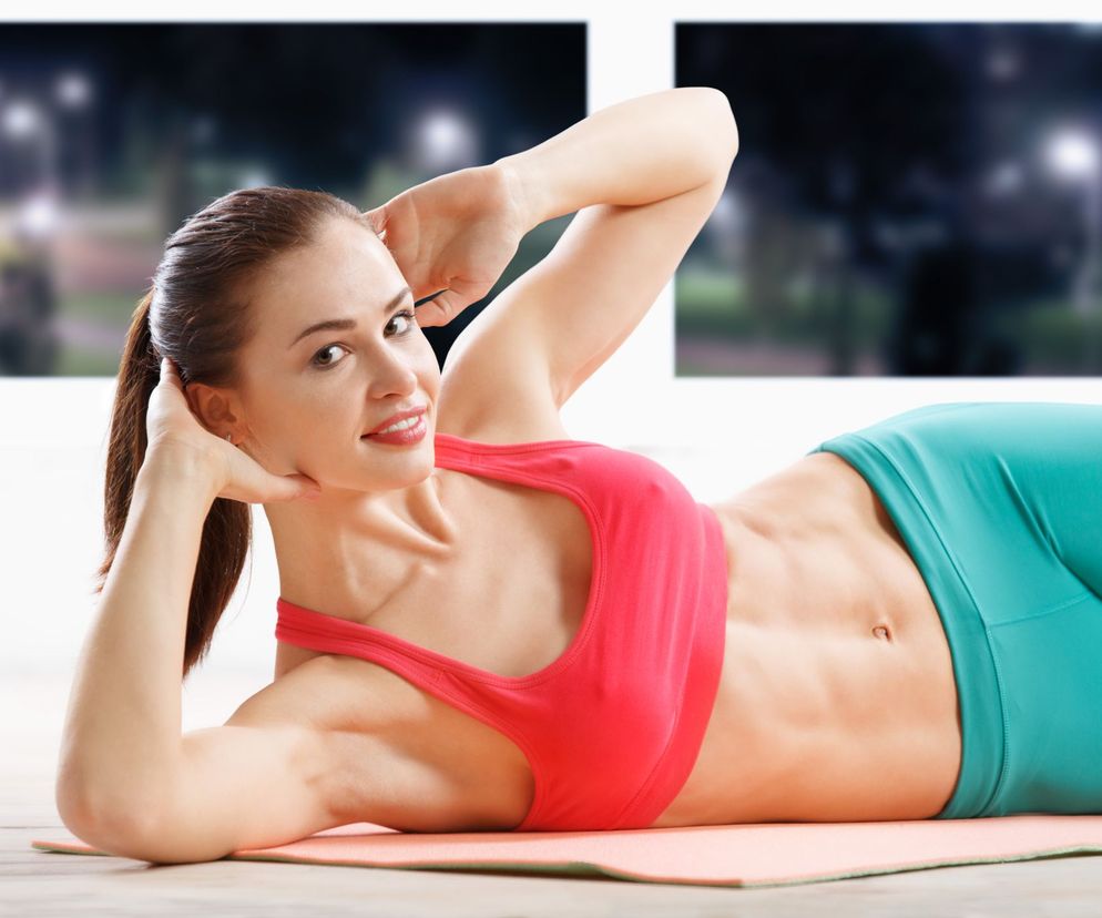 Żeby uzyskać kaloryfer na brzuchu, musisz ćwiczyć różnorodnie, regularnie i stosować dietę bogatą w białko.