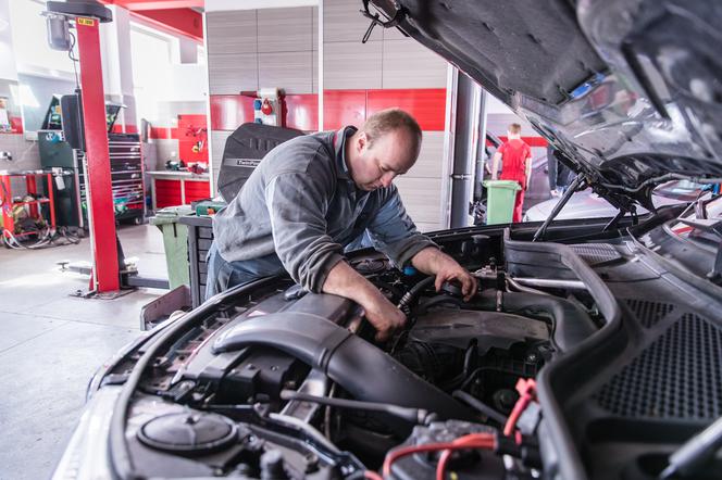 Kierowco, potrzebujesz kompleksowej i fachowej obsługi? Skorzystaj z oferty Auto Miras!