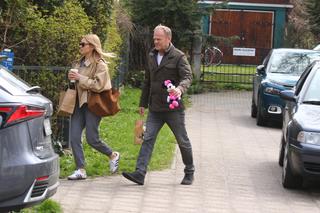 Donald Tusk z Myszą Minnie w rękach