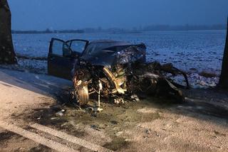 Wypadek na DW 507. Uderzył w drzewo, a potem w nadjeżdżające auto. 25-latek w szpitalu [ZDJĘCIA]