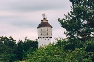 Prawie jak dom Muminków. Zabytkowa wieża na Mazurach zachwyca