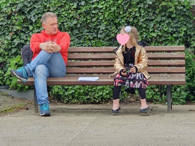 M jak miłość na planie. Robert Moskwa (Artur Rogowski) i jego córka Nadia