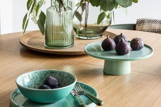 Biała kuchnia w kształcie litery L. Styl modern classic