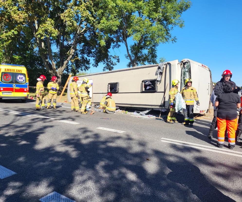 Wypadek autobusu rejsowego w miejscowości Piotrowina pod Kałuszynem. Droga zablokowana! 06.09.2022