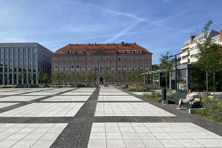 Plac Nowy Targ we Wrocławiu się zazielenił. Ma dwie nowe pierzeje z drzew