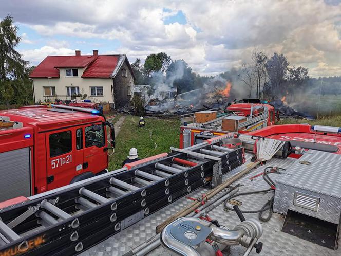 Sielec. 7-latek zaprószył ogień i zniknął w kłębach dymu! Spalone gospodarstwo!