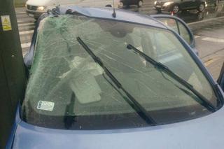 Wypadek na ul. Hlonda – nissan uderzył w słup sygnalizacji świetlnej