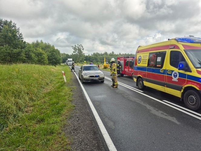 Tragiczny wypadek na DK 25 w Stołcznie. Nie żyje 27-letnia kobieta, pięć osób rannych