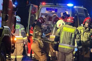 Osobowa skoda roztrzaskała się o drzewo. 53-latek zmarł w szpitalu