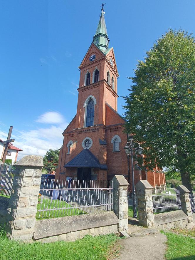 Rodzina zginęła wracając z wakacji. Rozdzierający serce pogrzeb Esterki, Artura i Łucji