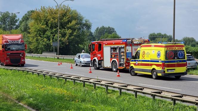 Wypadek na alei Krakowskiej w Raszynie. Dwa auta rozbite, trzy osoby ranne