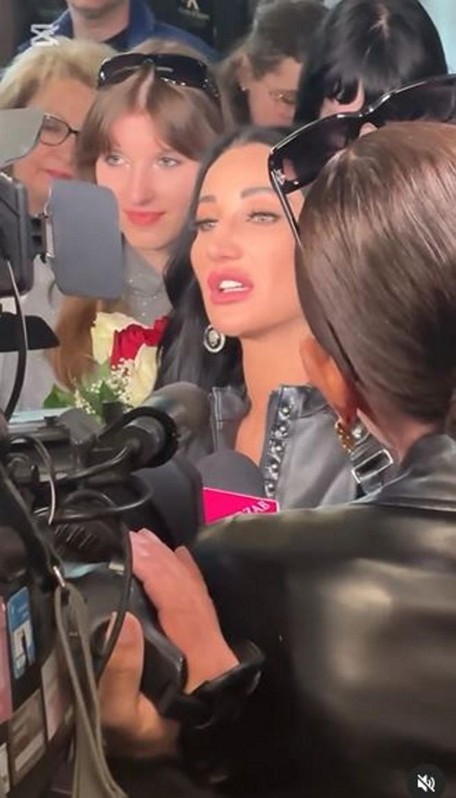 Tak fani powitali Justynę Steczkowską na lotnisku. Były łzy i tulenie. "Byłaś najlepsza"!