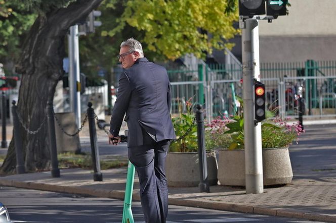 Poseł Wipler przejechał hulajnogą na czerwonym świetle