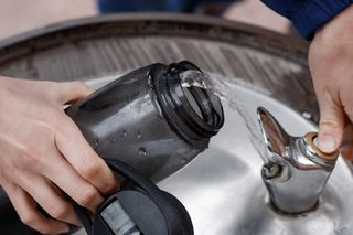 Butelki wielorazowe jednak nie takie dobre. Są większym siedliskiem bakterii niż deska sedesowa