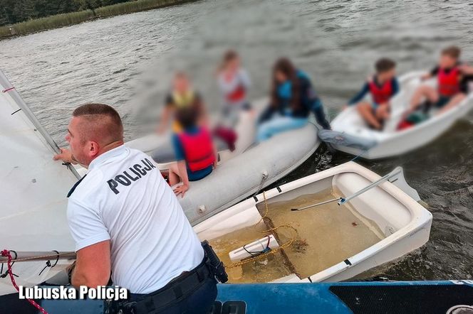 Dramat na jeziorze Sławskim: Gwałtowny wiatr przewrócił żaglówki z dziećmi!