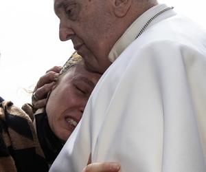 Papież Franciszek opuścił szpital i wraca do Watykanu. Jest w dobrej formie [ZDJĘCIA]
