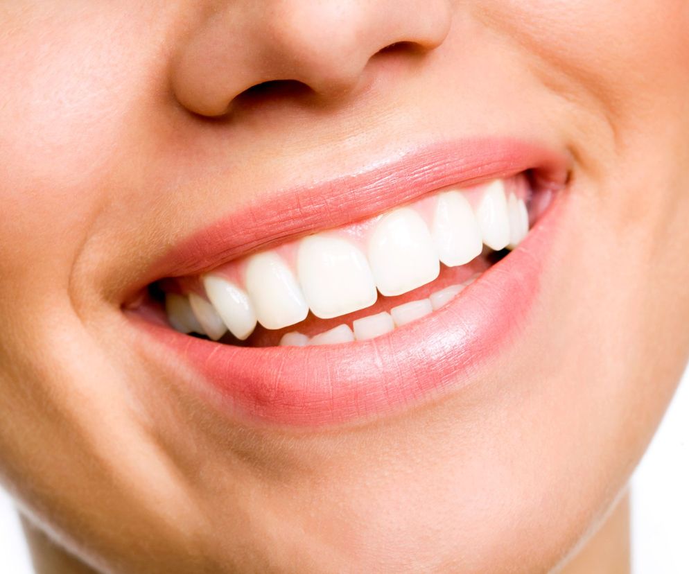 Choć nazywane są zębami mądrości, z inteligencją nie mają nic wspólnego.   Za to potrafią nieźle dać się we znaki, bo zwykle rosną nieprawidłowo.  Kiedy właściwie jest czas na to, by pojawiły się ósemki, dlaczego, gdy  już wyrosną w bólach, tak szybko atakuje je próchnica?