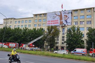 Warszawa: Policja zatrzymała kilkunastu aktywistów Greenpeace, którzy weszli na dach ministerstwa! [WIDEO, GALERIA]