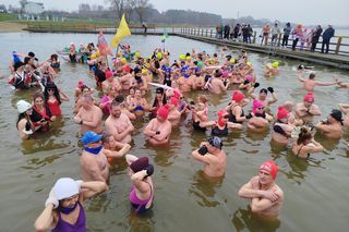 Mazowieckie Morsy otworzyły sezon morsowania 2025/2026 nad zalewem w Siedlcach