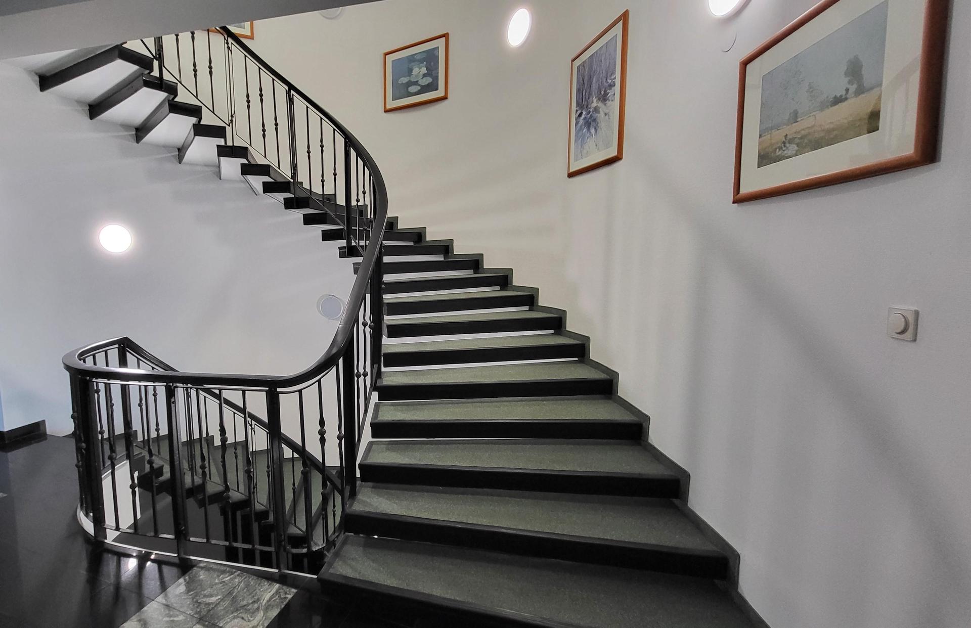 Wiejska 20 w Warszawie - zobacz zdjęcia "mozaiki" Krzysztofa Henisza i oryginalne kręte schody z byłego Domu Mody Polskiej