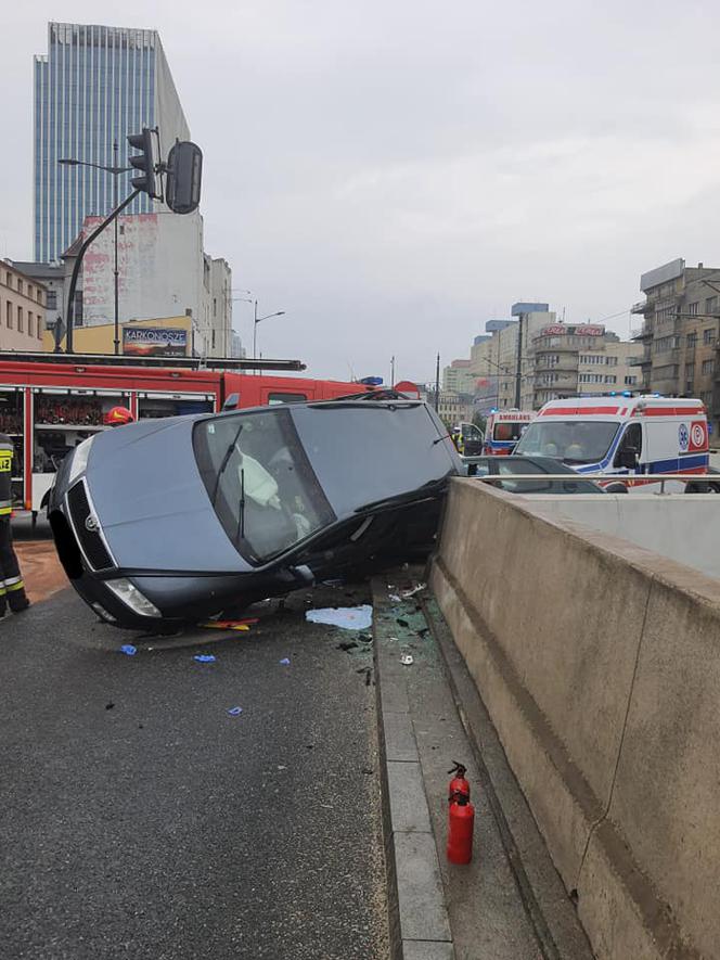 Łódź: Wypadek TERAZ na skrzyżowaniu Mickiewicza i Wólczańskiej. Poszkodowane dzieci, ZAKLESZCZONYCH wyciąga straż