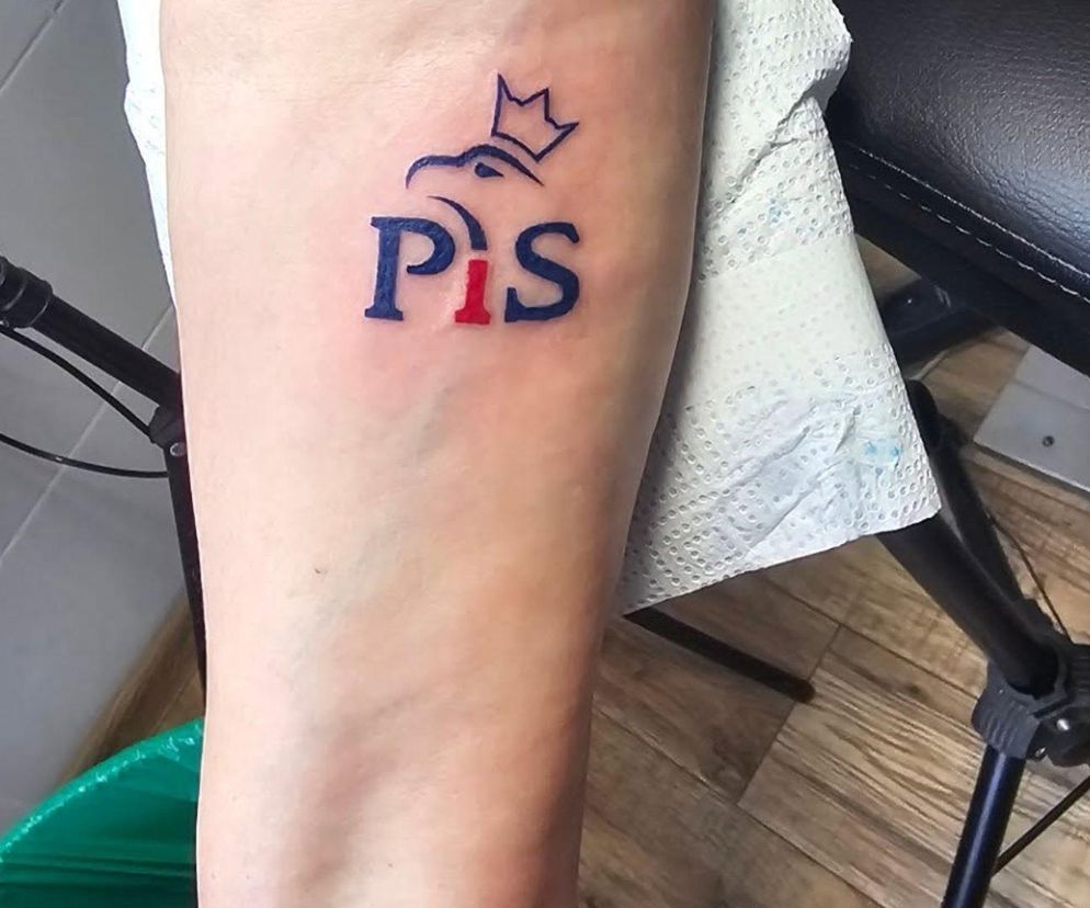 Seniorka z Rzeszowa zrobiła tatuaż z logiem PiS. W sieci zawrzało! 
