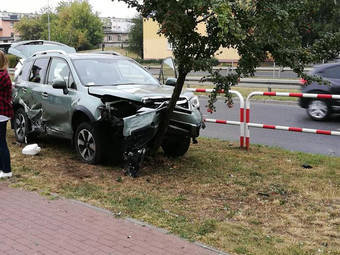 Poranny wypadek na ul. Solskiego w Bydgoszczy. Osobówka wjechała w barierki!