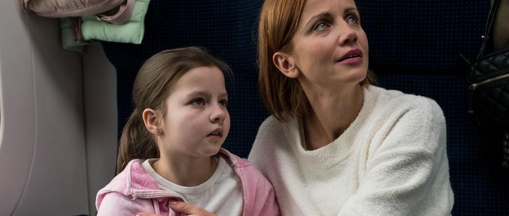 Adam poszedł siedzieć gdzie indziej. Po chwili spokojnej jazdy, do przedziału Marty i Ewy nagle wpada Iga (Ada Fijał). Dziewczynka na widok cioci cieszy się, jednakże chwile później zostaje brutalnie pchnięta przez byłą żonę swojego taty na siedzenie. Zazdrosna Iga w tym czasie zaczyna wrzeszczeć na Martę, która próbuje wyprosić kobietę z pomieszczenia, jednakże ona również zostaje uderzona.