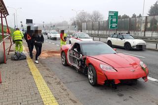 Sportowy chevrolet rąbnął w przystanek autobusowy!