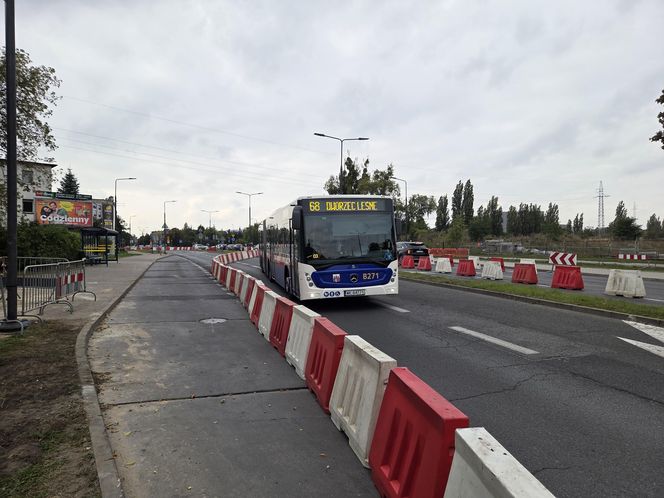 Tak się teraz jeździ na osiedlu Leśnym. Utrudnienia dla kierowców i pasażerów!