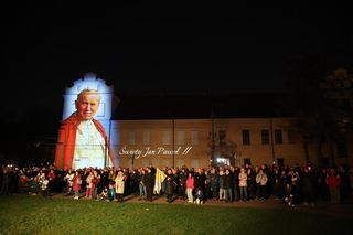 Tak Kraków upamiętnił 20. rocznicę śmierci papieża Jana Pawła II. Na ulice wyszło tysiące wiernych 
