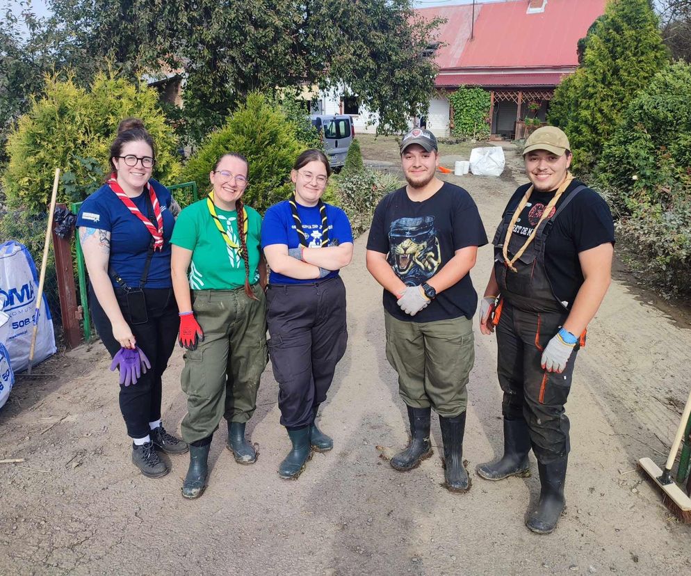 Siedleccy harcerze pracowali przy sortowaniu i wydawaniu darów, wywożeniu zniszczonych sprzętów i sprzątaniu zalanych domów. 