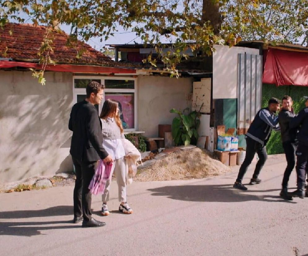 Aresztowanie Cihana przez policję na ulicy, podczas gdy Ege siłą wywleka Zeynep z domu, wywołując u niej szok i ból. Scena z serialu „Miłość i nadzieja” opublikowana na Super Seriale, ukazująca dramatyczne wydarzenia z 302. odcinka.