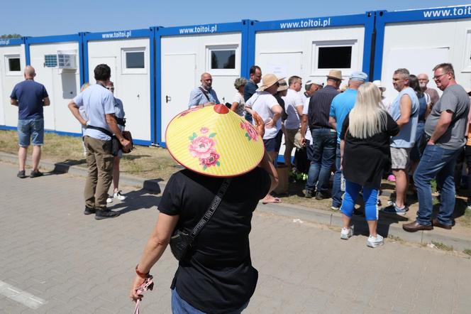 Kolejka do losowania miejsc w tymczasowych kontenerach handlowych