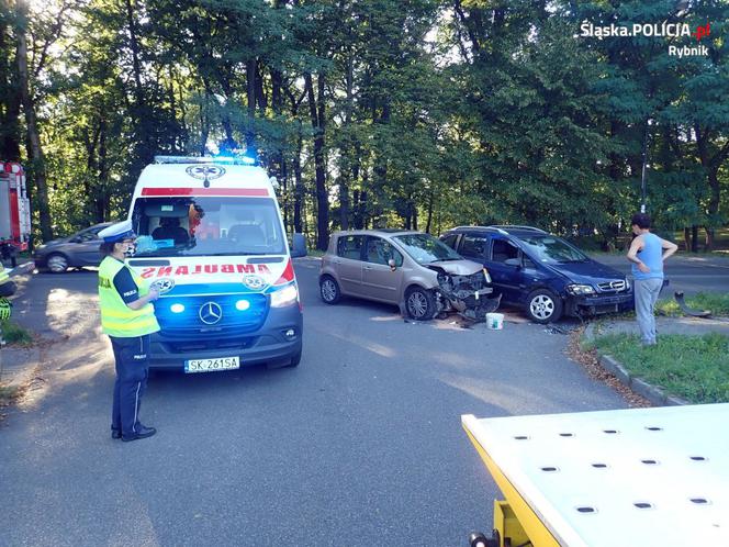 Groźny wypadek na skrzyżowaniu w Rybniku. Ranny 54-latek trafił do szpitala 