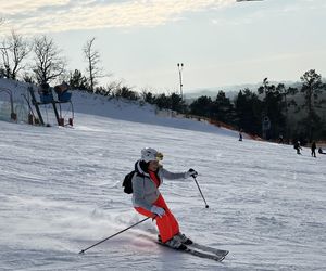 Na nartach podjadała mężowi frytki
