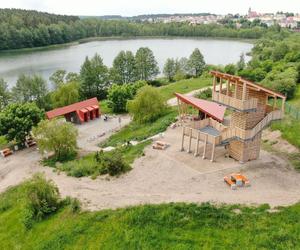 Ogromny pomost i piaszczysta plaża. To miejsce na Mazurach przyciąga tłumy turystów. Zobacz zdjęcia