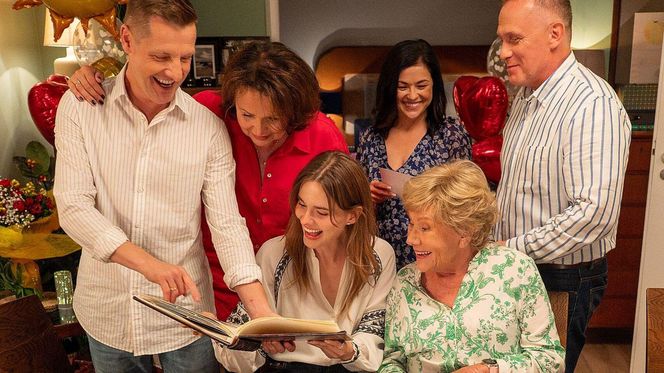 M jak miłość odc. 1886. Barbara (Teresa Lipowska), Franka (Dominika Kachlik), Kinga (Katarzyna Cichopek), Paweł (Rafał Mroczek), Marysia (Małgorzata Pieńkowska), Artur (Robert Moskwa)