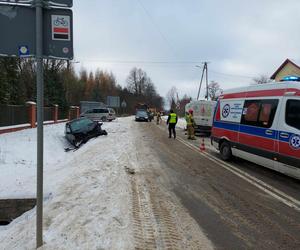 Wypadek w Wąchocku. Dostawczy bus zderzył się z osobówką