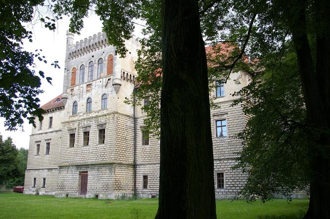 To jedno z najmniejszych miast w Małopolsce. Słynie z najpiękniejszego pałacu w regionie