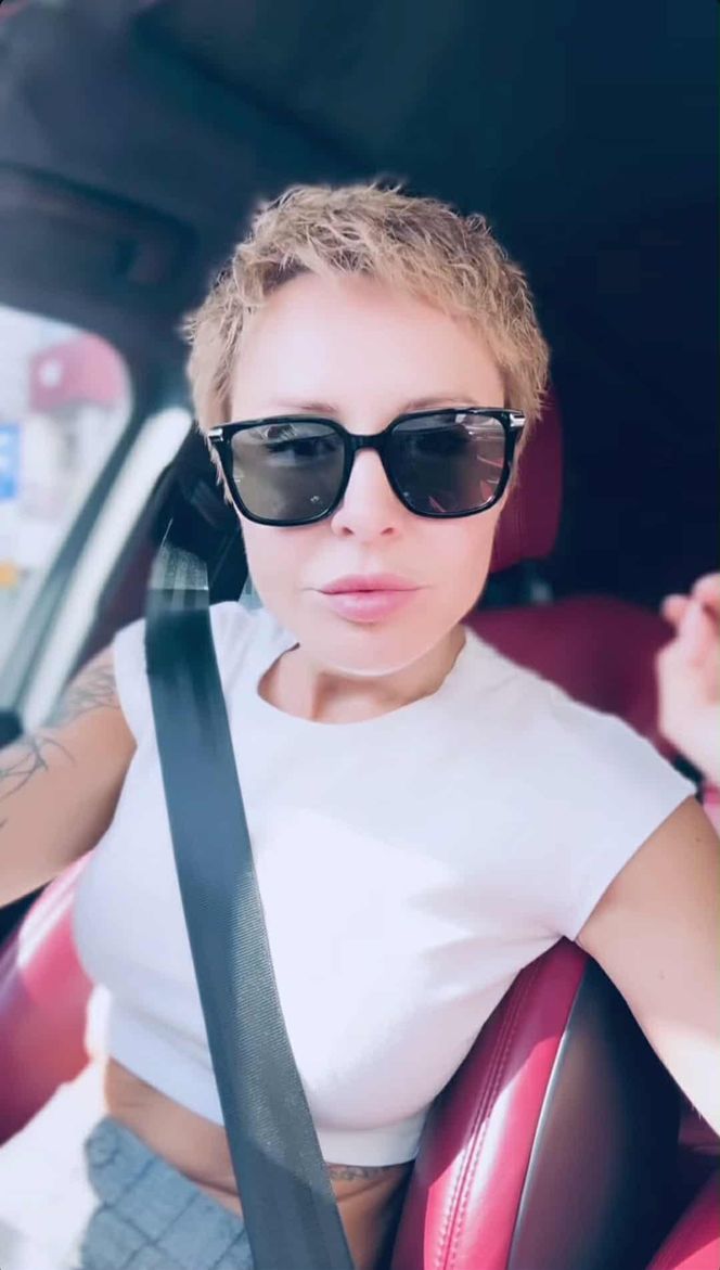 Odmieniona Blanka Lipińska prezentuje trwałą. W nowej fryzurze czuje się świetnie