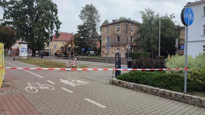 Zrywają kostkę na ulicy Dąbrowskiego w Lesznie. Wyleją tam asfalt.